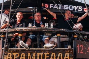 Οι οπαδοί της Άιντραχτ απόλαυσαν τη βόλτα τους με το καραβάκι του Θερμαϊκού στη Θεσσαλονίκη (pic)