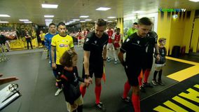 ΑΕΚ - Άγιαξ: Η είσοδος των δύο ομάδων στον αγωνιστικό χώρο της «OPAP Arena»