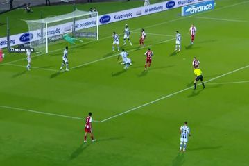 Ο Τσικίνιο με δυνατό σουτ άνοιξε το σκορ για τον Ολυμπιακό κόντρα στον ΠΑΟΚ