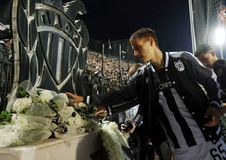 Οι παίκτες του ΠΑΟΚ και του Ολυμπιακού κατέθεσαν στεφάνια για τους αδικοχαμένους φίλους του Δικεφάλου