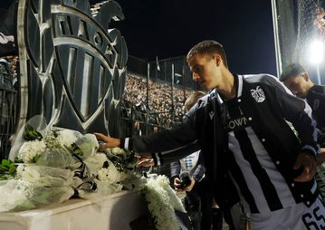 Οι παίκτες του ΠΑΟΚ και του Ολυμπιακού κατέθεσαν στεφάνια για τους αδικοχαμένους φίλους του Δικεφάλου