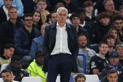 Ο Μουρίνιο τα έβαλε με δημοσιογράφο: «Πεθαίνετε να μάθετε πόσα βγάζω» (vid)