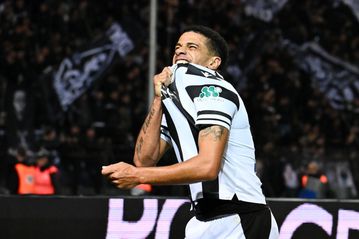 Ο Τάισον βγήκε αλλαγή μετά το γκολ του και δέχτηκε ένθερμη αγκαλιά από τον Λουτσέσκου