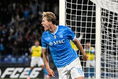 Η Νάπολι νίκησε την Τζένοα με ανατροπή και «πάτησε» κορυφή