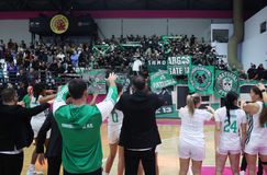 Παίκτριες και κόσμος έγιναν... ένα μετά την επική ανατροπή στον Βύρωνα! (vid)