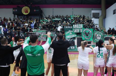 Παίκτριες και κόσμος έγιναν... ένα μετά την επική ανατροπή στον Βύρωνα! (vid)