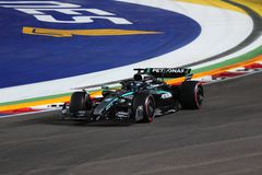 Ράσελ με άνεση νικητής στη Σιγκαπούρη, τίτλος και πάλι ένταση στη McLaren