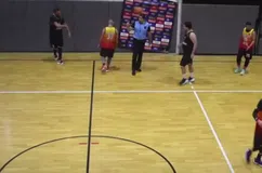 Έξαλλος ο Νίκος Παππάς: Πέταξε την μπάλα στο κεφάλι διαιτητή και αποβλήθηκε (vid)