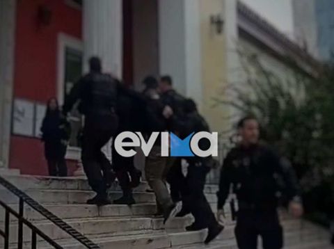 Χαλκίδα: Ένταση στις απολογίες για τη δολοφονία του 20χρονου – «Δολοφόνοι» φώναζε φίλος του (βίντεο)