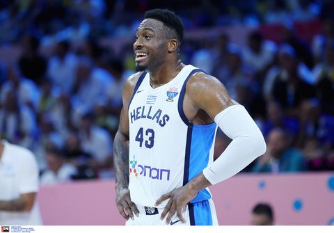 Ο «elevator» Θανάσης Αντετοκούνμπο πρωταγωνιστεί σε καμπάνια για την πιστοποίηση των ασανσέρ