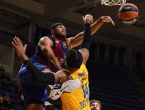 Μετά κόπων και βασάνων η Μπαρτσελόνα πέρασε από τη Μακάμπι και επέστρεψε στις νίκες