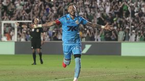 Οπαδός έτρεξε για selfie με τον Νεϊμάρ και τραυμάτισε παίκτη της Σάντος (vid)