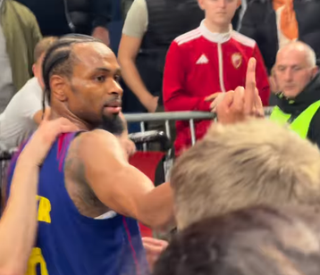 Η άσεμνη χειρονομία του Πάντερ προς τους οπαδούς του Ερυθρού Αστέρα (vid)