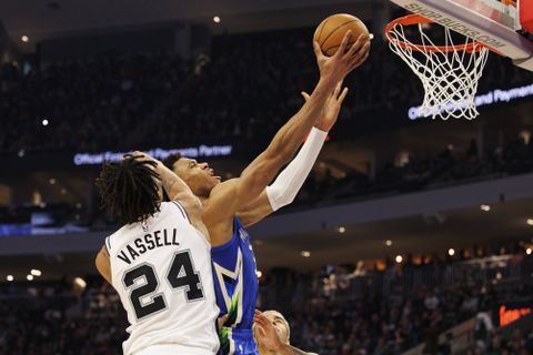 Κοιτάνε την περίπτωση του Αντετοκούνμπο οι Σπερς αλλά δεν παραχωρούν δύο νεαρούς αστέρες τους