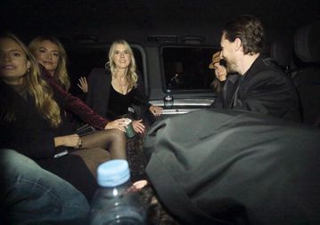 Παίκτης της Premier League προσπάθησε να κρυφτεί από τις κάμερες όταν έφτασε σε εκδήλωσε με γνωστή παρουσιάστρια (vid)