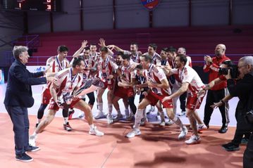 Ο Ολυμπιακός σήκωσε το τρόπαιο του League Cup! (vid)