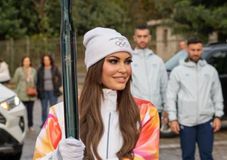 Η Κίμπερλι Γκίλφοϊλ έτρεξε με την Ολυμπιακή Φλόγα κάτω από την Ακρόπολη - Το μήνυμα της