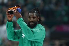 Ο Φαρίντ παρέλαβε το βραβείο του MVP Νοεμβρίου και έβγαλε selfie! (vid,pic)