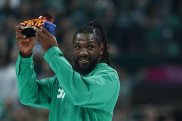 Ο Φαρίντ παρέλαβε το βραβείο του MVP Νοεμβρίου και έβγαλε selfie! (vid,pic)