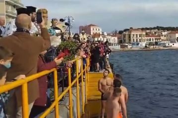 Τρομερό σκηνικό στη Μυτιλήνη με τον Τίμιο Σταυρό - «Σας βλέπει το Άγιο Πνεύμα, σας βλέπει και ο VAR»