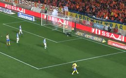 Έπεσε κροτίδα δίπλα στον τερματοφύλακα στο ΑΠΟΕΛ - Ανόρθωση ― Συνεχίστηκε το ματς μετά από προσωρινή διακοπή! (vid)