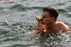 Ο πολίστας του Άρη Στέργιος Παγωνίδης βούτηξε κι έπιασε το Σταυρό στη Θεσσαλονίκη