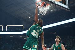 Έσπασε την μπασκέτα με κάρφωμα α λα... Manimal ο Φαρίντ!  (vid)