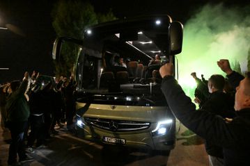 Θερμή υποδοχή με καπνογόνα και συνθήματα για την αποστολή του Παναθηναϊκού στο T-Center! (pics)