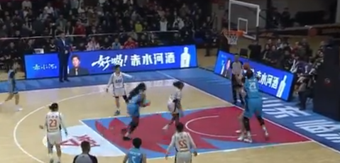 Πως είναι να μαρκάρεις την ψηλότερη παίκτρια μπάσκετ του κόσμου - Είναι 2,26 μέτρα (vid)