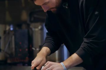 Ο Άλεκ Πίτερς μπαίνει στην κουζίνα και προσκαλεί το κοινό σε μια ξεχωριστή βραδιά στο εστιατόριό του (vid)