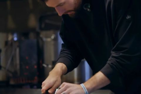 Ο Άλεκ Πίτερς μπαίνει στην κουζίνα και προσκαλεί το κοινό σε μια ξεχωριστή βραδιά στο εστιατόριό του (vid)