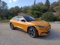 Στο τιμόνι της ηλεκτρικής Ford Mustang Mach-E των 351 ίππων