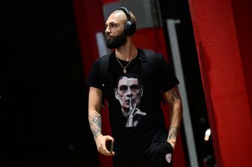 Ο Φουρνιέ στο ΣΕΦ με μπλούζα Μπαρτζώκα (pic)