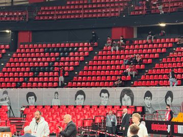 Το συγκινητικό πανό στο ΣΕΦ για τα θύματα της Θύρας 7 (pics)