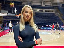 Η «καυτή» δημοσιογράφος που μαγνήτισε τα βλέμματα στο Παρτιζάν - Παναθηναϊκός (pics)