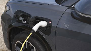 Παράταση για τη δωρεάν στάθμευση ηλεκτρικών οχημάτων: Τι ισχύει με το όριο των 50 γρ. CO2/χλμ.