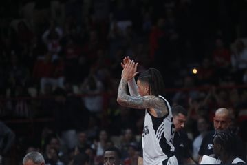 Ο κόσμος του Ολυμπιακού αποθέωσε τον Χάκετ στην επιστροφή του στο ΣΕΦ (vid)