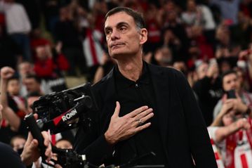 Αποθέωση για τον Γιώργο Μπαρτζώκα - Στο «πόδι» το ΣΕΦ (vid)