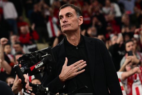 Αποθέωση για τον Γιώργο Μπαρτζώκα - Στο «πόδι» το ΣΕΦ (vid)