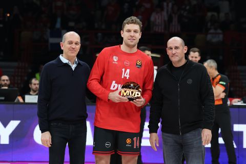 Βράβευση του Βεζένκοφ ως MVP Ιανουαρίου από τους αδελφούς Αγγελόπουλους