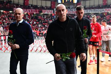 Αγγελόπουλοι, παίκτες Ολυμπιακού και Χάκετ άφησαν λουλούδια στη μνήμη των θυμάτων της Θύρας 7