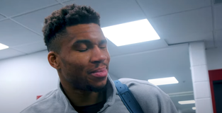 Ο Γιάννης Αντετοκούνμπο έκλεισε το μάτι και παραδέχθηκε: «Ναι, έκλεψα για να κάνω triple-double» (vid)