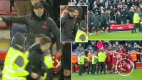 Οπαδός εισέβαλε στον αγωνιστικό χώρο, γλίστρησε πάνω στον Ρόμπερτσον και ο Κλοπ του τα «έχωσε» (vid)