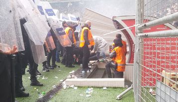 Χάος σε παιχνίδι στη Τουρκία – Μαχαίρια και κροτίδες μες τον αγωνιστικό χώρο