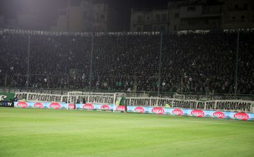 Πανό κατά πολιτικών και δημοσιογράφων από τη Θύρα 13 - Μαύρα καπνογόνα στη μνήμη των θυμάτων στα Τέμπη (gallery & vid)