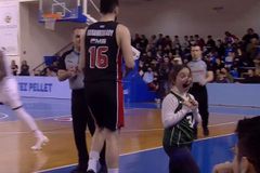 Η πιτσιρίκα που συνεργάστηκε με τον Παπανικολάου και ούρλιαξε από τη χαρά της (vid)