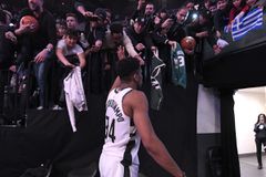 Οι νεαροί φίλαθλοι των Μπακς που ενώνουν τις δυνάμεις Ελλάδας και Νιγηρίας για το χατίρι του Γιάννη