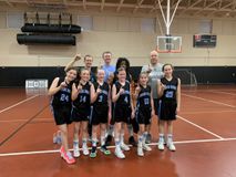 Η σχολική ομάδα κοριτσιών αναγκάστηκε για να βρει το δίκιο της να παίξει στη λίγκα των αγοριών και κατέκτησε το πρωτάθλημα