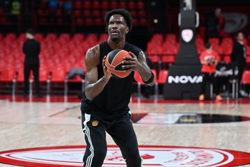 Χέιζ-Ντέιβις πρώτος στο παρκέ για το ζέσταμα πριν το ντέρμπι «αιωνίων» - Το βίντεο του Sportal