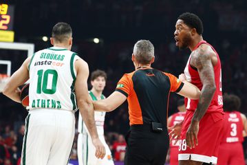 Σύζυγος Σλούκα: «Η μάνα του τον ξέρει αυτόν που κάνει νταϊλίκια στον Σλούκα;» (pic)